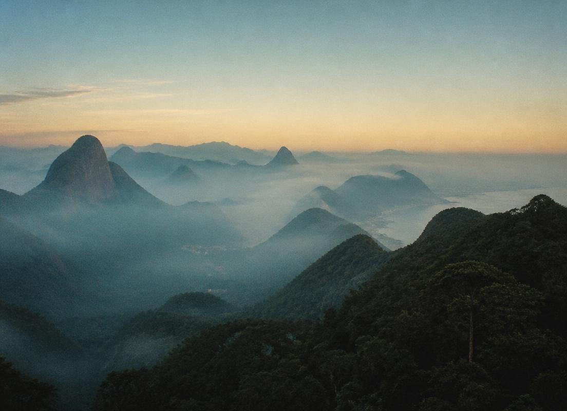 Montanhas brasileiras entre névoa ao amanhecer